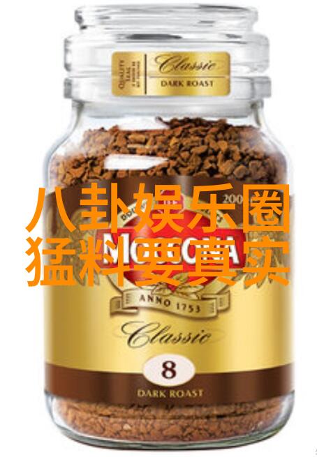 夏日甜蜜草莓共享的温馨瞬间