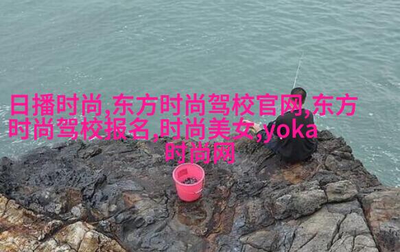 李若彤穿肉色打出席活动，和刘嘉玲合影输得好惨！