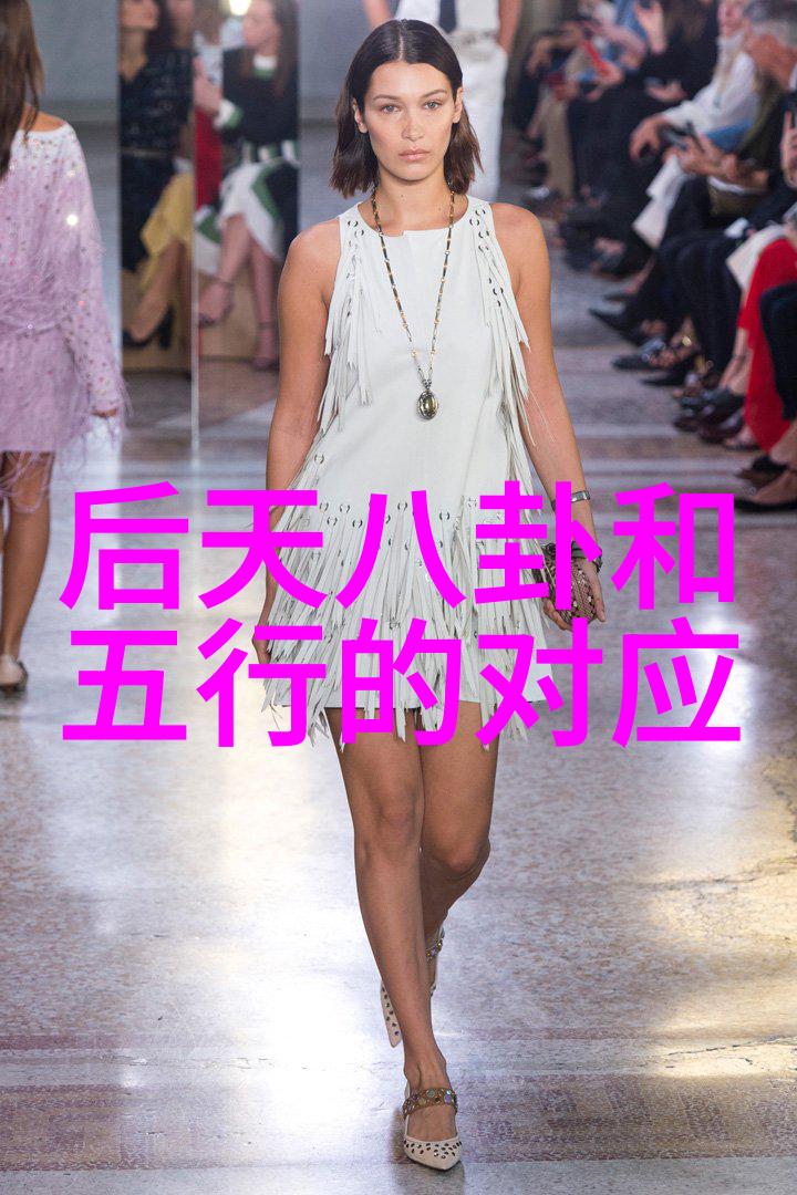 汤加丽写真中的服装设计有何特别之处