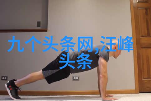 甜蜜约会女生迈开腿让男生吃草莓的浪漫瞬间