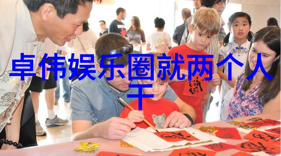 吉克隽逸如同法国时尚台上的明星闪耀着独特光芒演绎出2013春夏的时尚风情