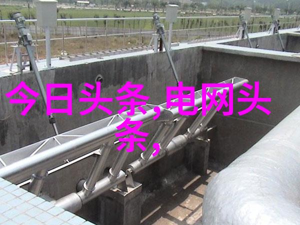 蓝盈莹的泪水在心碎之下化作了光影中的美人鱼静静地在深海中诉说着被遗忘的时尚魅力