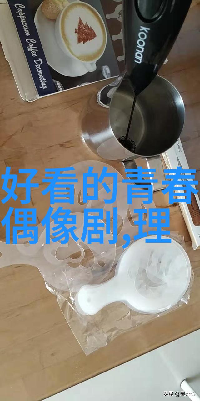 站在落地玻璃窗前做俯瞰城市风光的静谧时刻