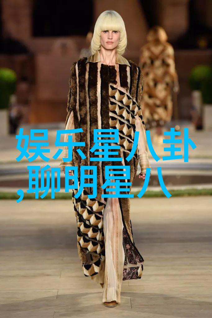 中年女性在山水时尚酒店的自然风景背景下裤子穿搭技巧高超既能展现出完美的身材线条又保持着现代时尚的气息