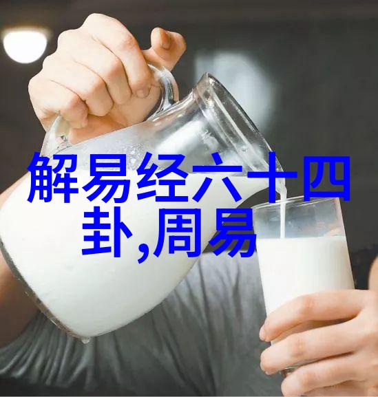 翠绿山峦间的晨曦序章