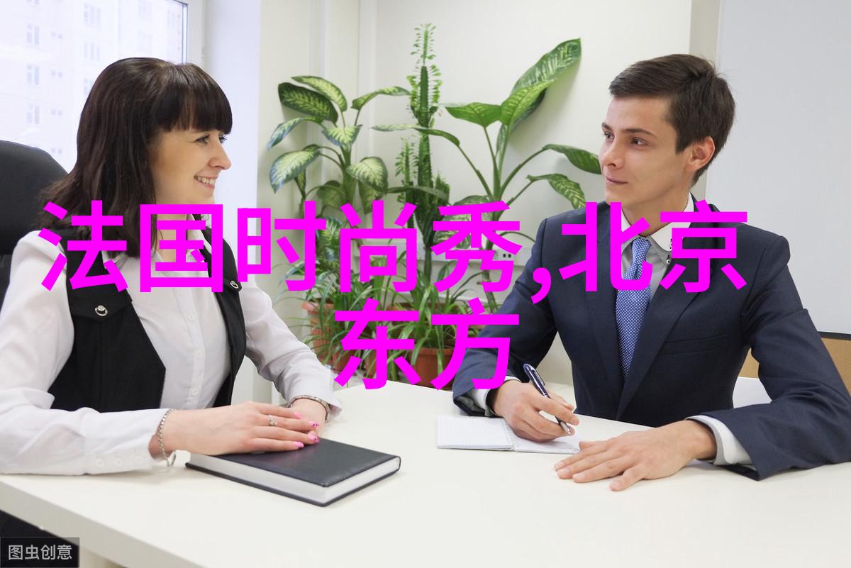 秦岚的身姿如同大自然风景图片中的真实之美反复折叠的波点裙线条优雅地勾勒出她的完美身材而那低调优雅的灯