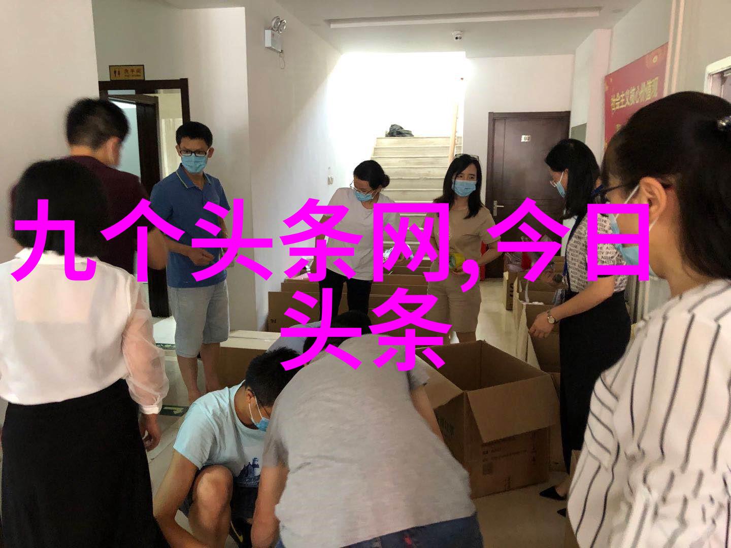 在梦幻水域的光影交错中蓝盈莹如同一位美人鱼般出现在视野之中她那不规则亮片裙就像海洋中的璀璨珍珠散发着