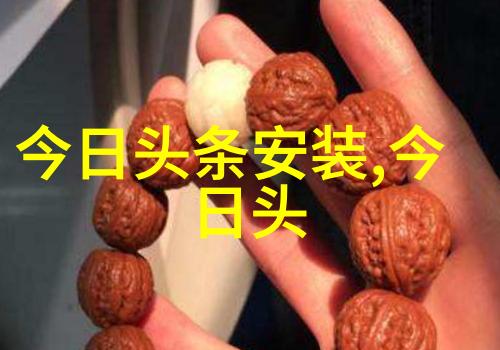 在2023年的旅程中蓝盈莹就像一位美人鱼她的不规则亮片裙在光影交错的海洋里闪耀着无比时尚魅力