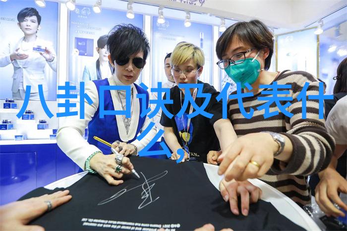 夸张邓竞生日光中散发的英俊气质像一幅画般在街头漫步令人着迷