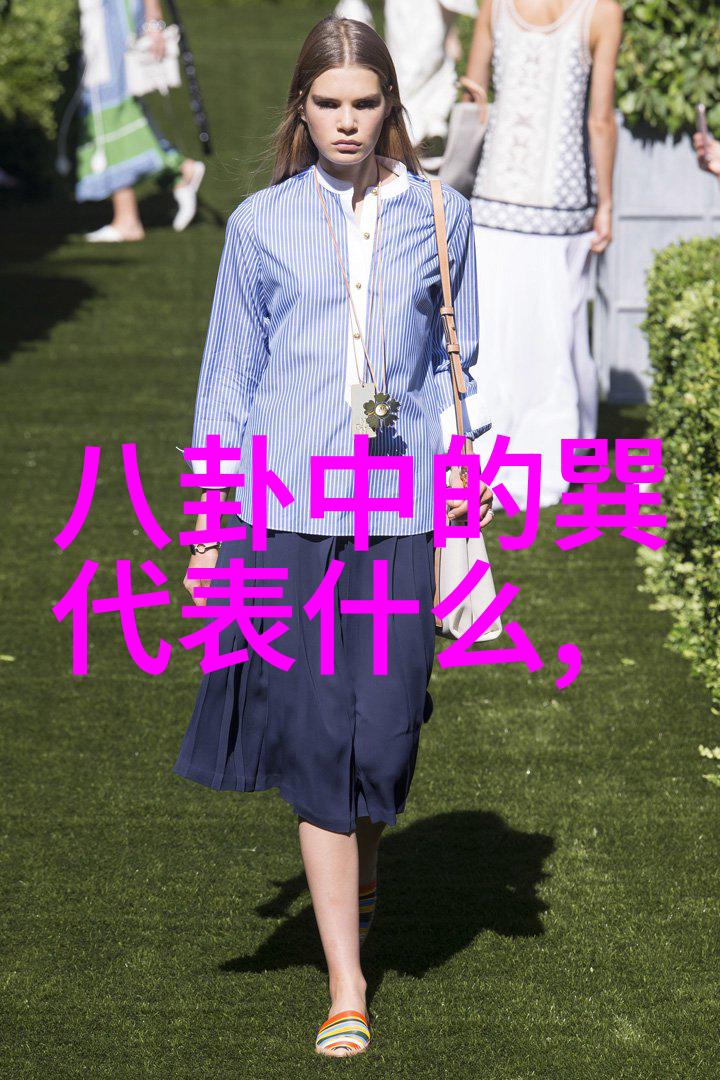 亲切的金子趴在桌子30秒温暖的金属触感静谧的时间流逝