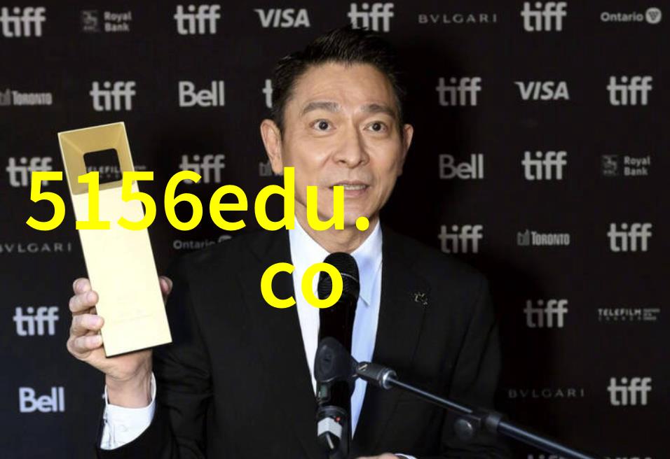中年女性在东方时尚驾校的自然穿搭课上展示了如何将裤子搭配得既适合身材又显得时尚且有女人味