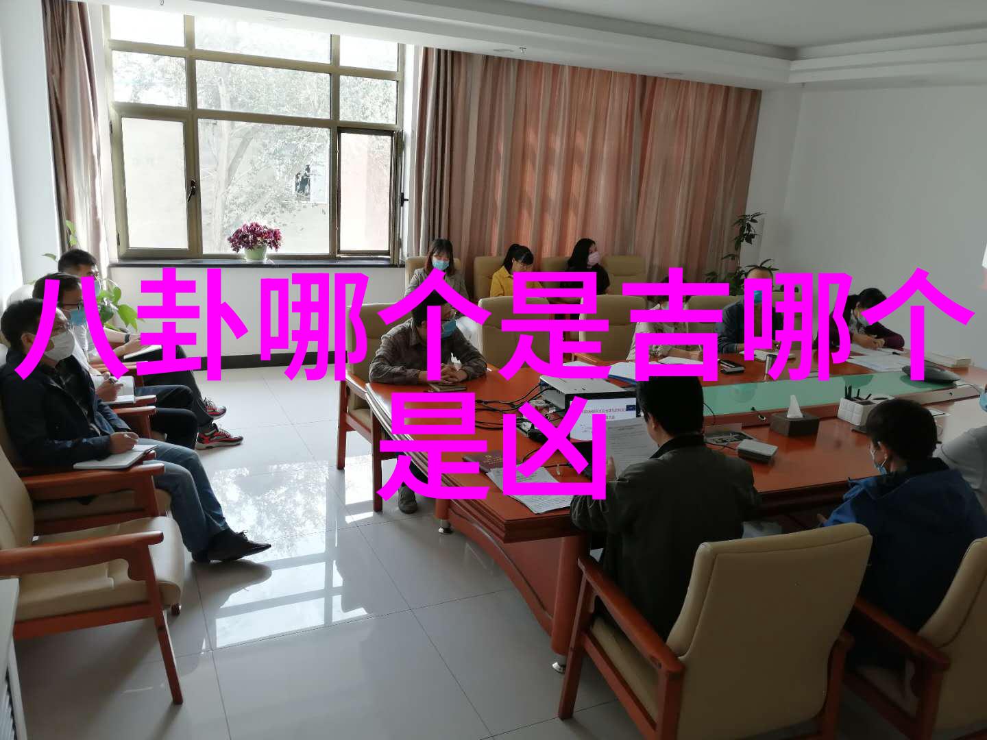 女子穿梭于森林之中轻盈的舞步与大自然和谐共融