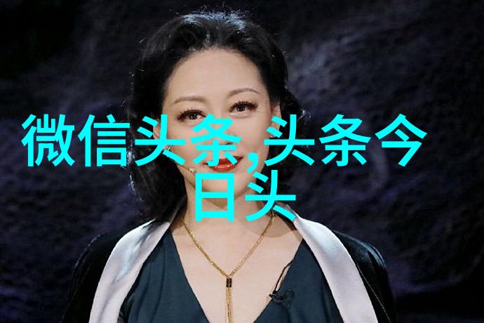 在大自然的怀抱中蓝盈莹化身为一位美人鱼穿梭于光影交错的湖面之上她那不规则亮片裙如同星辰般闪烁在这幅真
