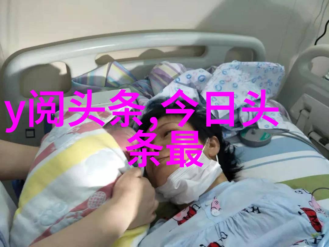 蓝盈莹在光影的舞台上轻巧穿梭如同一位心态淡定的人间美人鱼她的不规则亮片裙在时尚的海洋中缓缓展开每一次