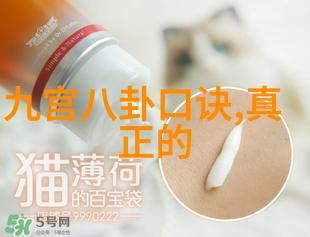李凯馨在腾讯视频星光大赏上荣获年度网络电影演员称号时尚家居物品为背景的她闪耀着光芒