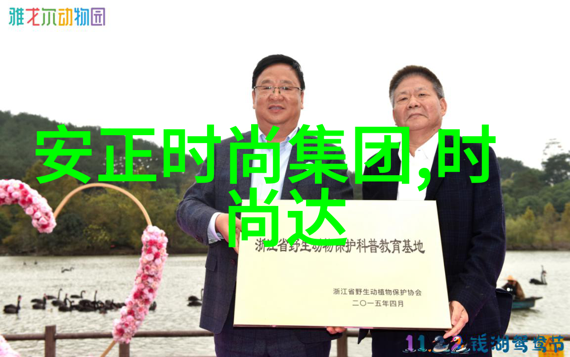 朱亚文怀抱女儿玩旋转木马表情夸张被调侃是幼稚大叔
